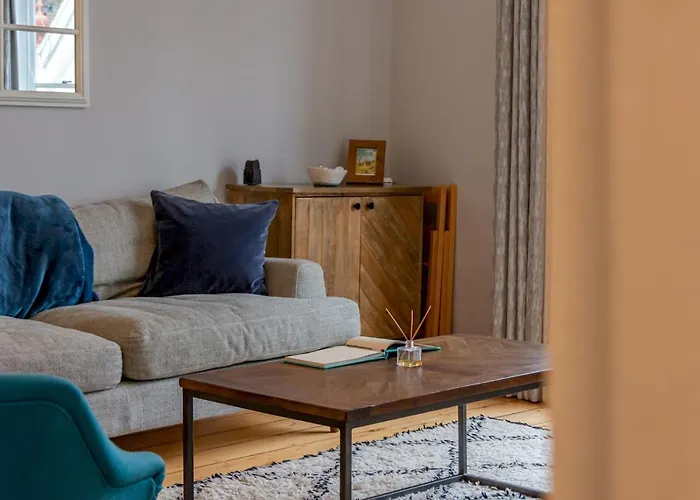 Pass The Keys The Rafters - Impressive High Street Apartment